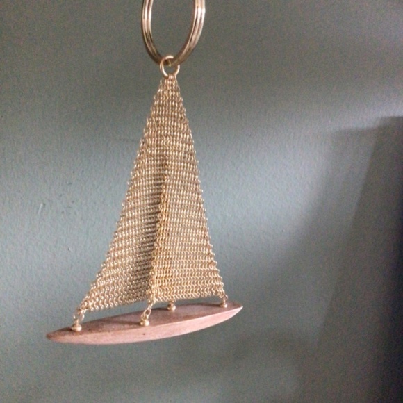 Metal and teak sailboat keychain - Picture 2 of 5